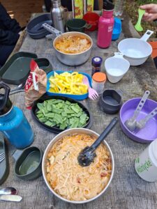 En utsökt vegitarisk måltid utomhus.