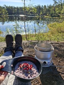 Efter en utenatt laga frukostgröt på stormkök med nyplockade lingon.