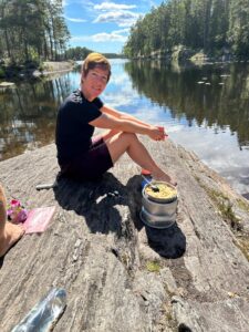 Laga mat vid en sjö på stormkök